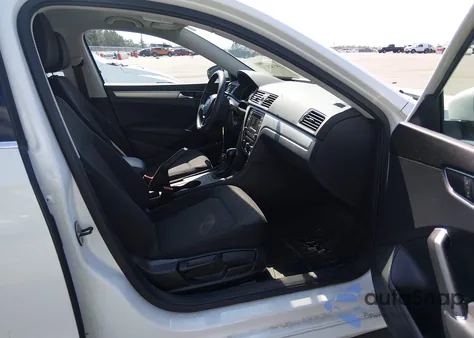 2017 Volkswagen Passat 1.8T S z USA, uszkodzony, nr VIN 1VWAT7A35HC017915